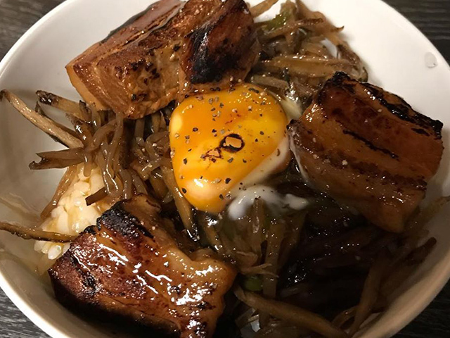 豚の角煮ときんぴらゴボウの缶詰のアレンジ丼